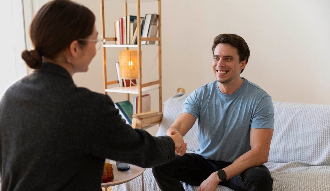 managementreferral2 Two people having an informal meeting